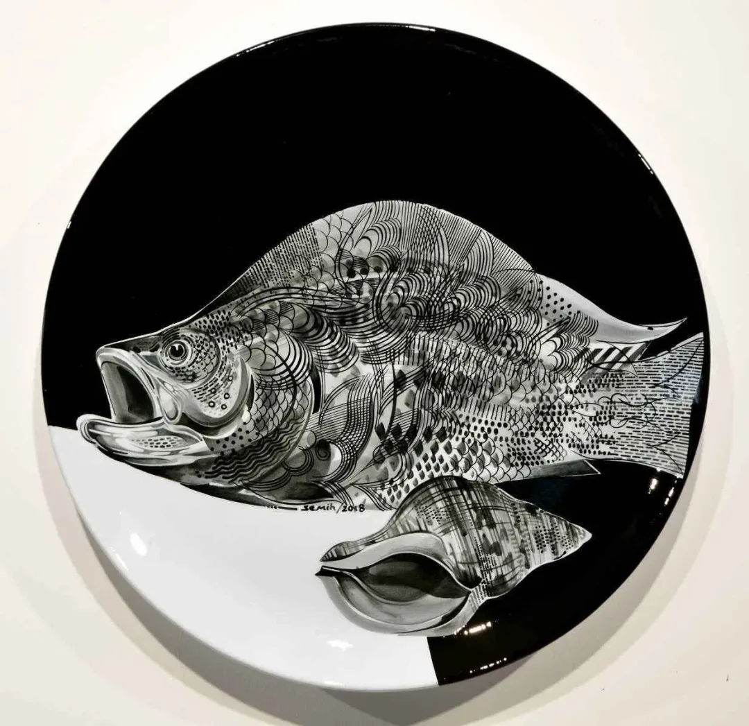 "İsimsiz" eseri SEMİH KAPLAN tarafından 2018 yılında 40x40 cm ölçülerinde Çini duvar tabağı tekniği ile yapılmıştır.