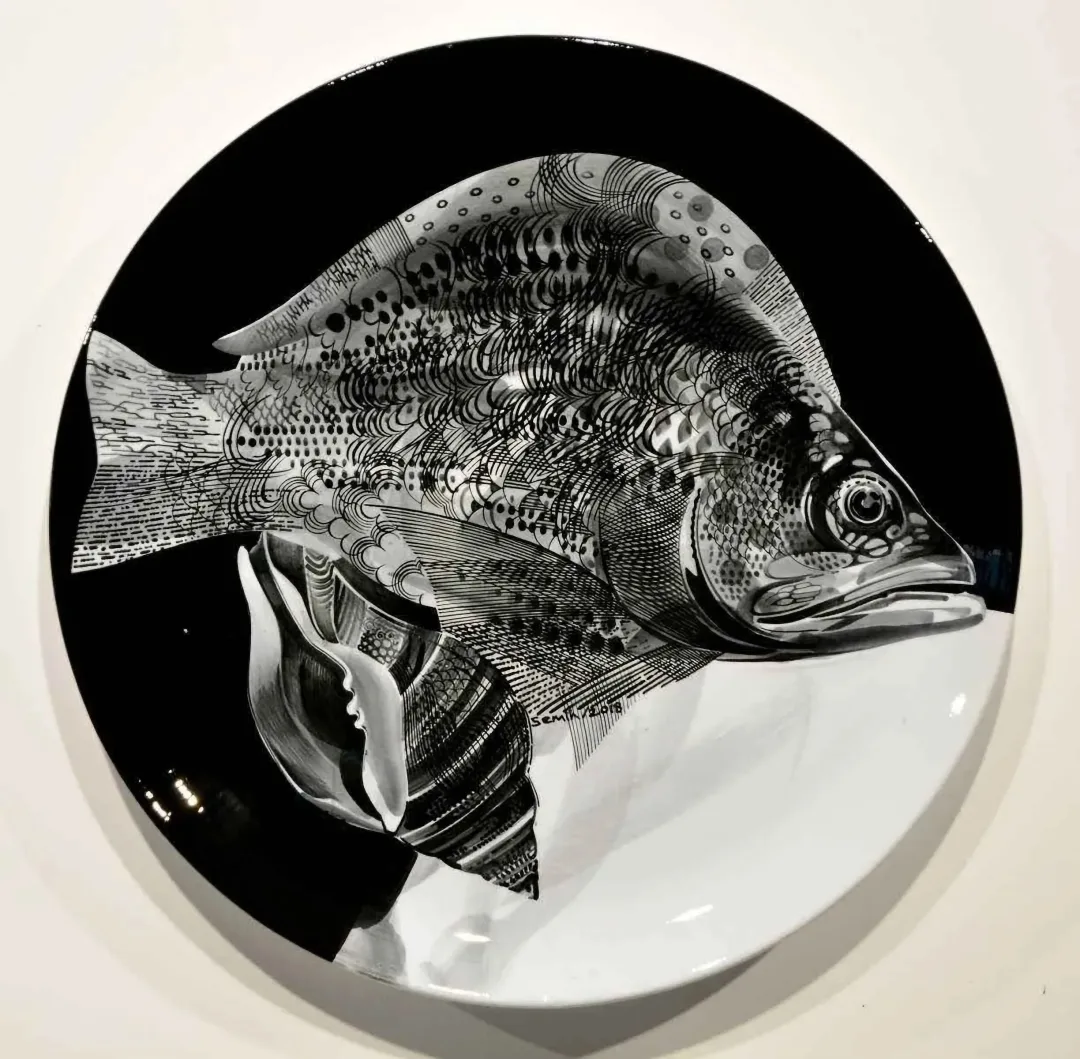 Bu eser SEMİH KAPLAN tarafından 2018 yılında 40x40 cm ölçülerinde Çini duvar tabağı tekniği ile yapılmıştır.