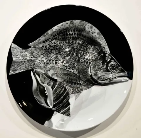 Bu eser SEMİH KAPLAN tarafından 2018 yılında 40x40 cm ölçülerinde Çini duvar tabağı tekniği ile yapılmıştır.