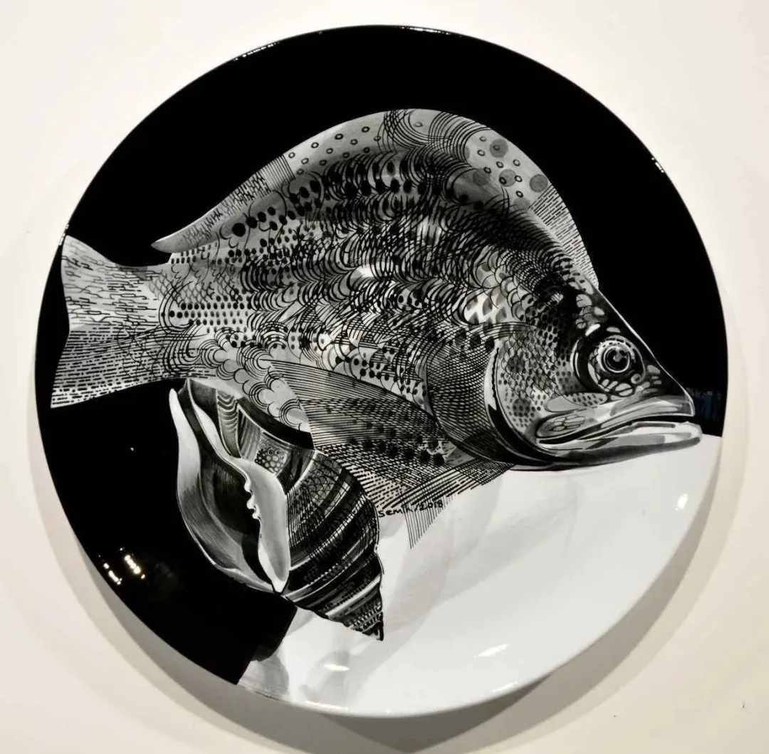 "İsimsiz" eseri SEMİH KAPLAN tarafından 2018 yılında 40x40 cm ölçülerinde Çini duvar tabağı tekniği ile yapılmıştır.