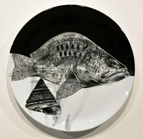 Bu eser SEMİH KAPLAN tarafından 2018 yılında 40x40 cm ölçülerinde Çini duvar tabağı tekniği ile yapılmıştır.