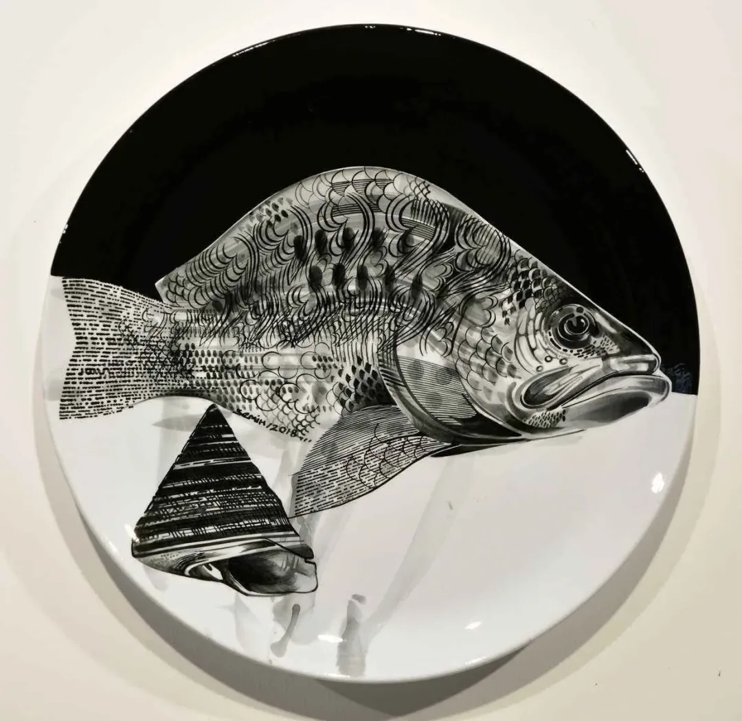 "İsimsiz" eseri SEMİH KAPLAN tarafından 2018 yılında 40x40 cm ölçülerinde Çini duvar tabağı tekniği ile yapılmıştır.