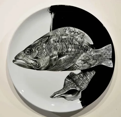 Bu eser SEMİH KAPLAN tarafından 2018 yılında 40x40 cm ölçülerinde Çini duvar tabağı tekniği ile yapılmıştır.