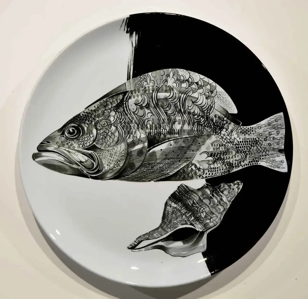 Bu eser SEMİH KAPLAN tarafından 2018 yılında 40x40 cm ölçülerinde Çini duvar tabağı tekniği ile yapılmıştır.