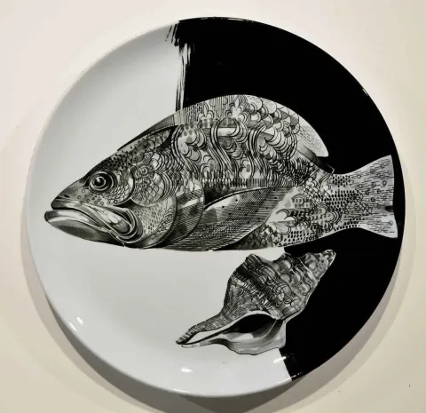 Bu eser SEMİH KAPLAN tarafından 2018 yılında 40x40 cm ölçülerinde Çini duvar tabağı tekniği ile yapılmıştır.