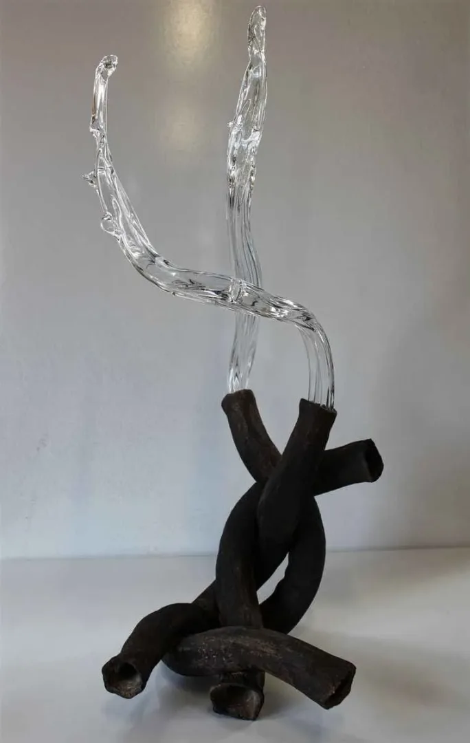TAHA BAYDAR Bu eser TAHA BAYDAR tarafından 64x30x34 cm ölçülerinde Sıcak cam ve seramik serbest şekillendirme tekniği ile yapılmıştır.