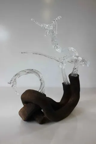TAHA BAYDAR Bu eser TAHA BAYDAR tarafından 34x30x20 cm ölçülerinde Sıcak cam ve seramik serbest şekillendirme tekniği ile yapılmıştır.
