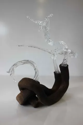 Bu eser TAHA BAYDAR tarafından 34x30x20 cm ölçülerinde Sıcak cam ve seramik serbest şekillendirme tekniği ile yapılmıştır.