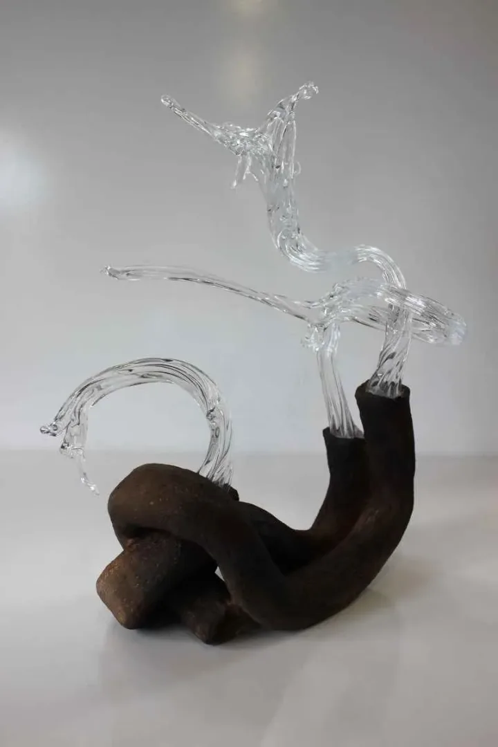 TAHA BAYDAR Bu eser TAHA BAYDAR tarafından 34x30x20 cm ölçülerinde Sıcak cam ve seramik serbest şekillendirme tekniği ile yapılmıştır.