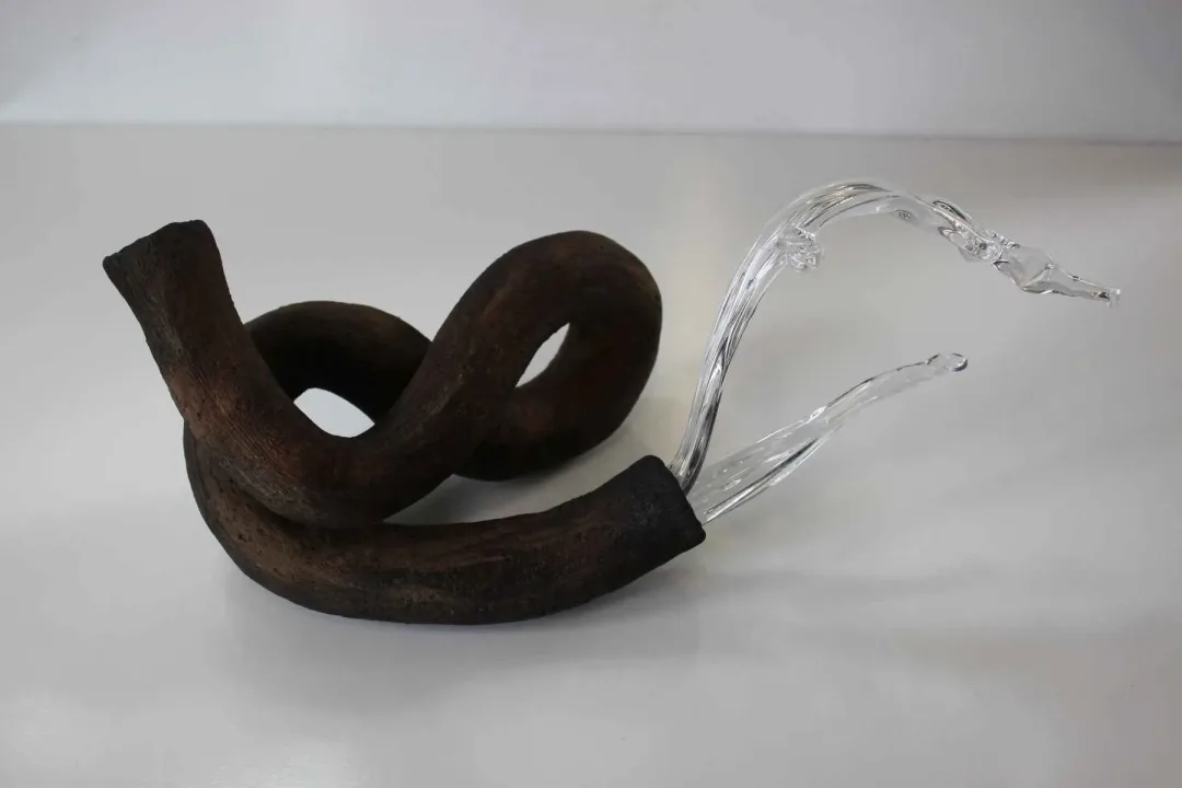 TAHA BAYDAR Bu eser TAHA BAYDAR tarafından 16x38x18 cm ölçülerinde Sıcak cam ve seramik serbest şekillendirme tekniği ile yapılmıştır.