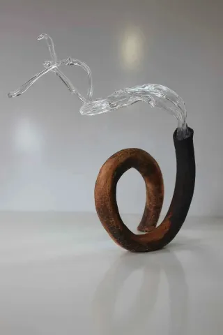 TAHA BAYDAR Bu eser TAHA BAYDAR tarafından 37x38x25 cm ölçülerinde Sıcak cam ve seramik serbest şekillendirme tekniği ile yapılmıştır.