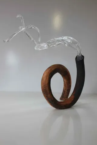 TAHA BAYDAR Bu eser TAHA BAYDAR tarafından 37x38x25 cm ölçülerinde Sıcak cam ve seramik serbest şekillendirme tekniği ile yapılmıştır.