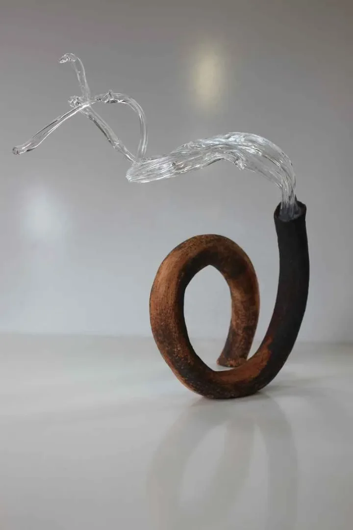 TAHA BAYDAR Bu eser TAHA BAYDAR tarafından 37x38x25 cm ölçülerinde Sıcak cam ve seramik serbest şekillendirme tekniği ile yapılmıştır.