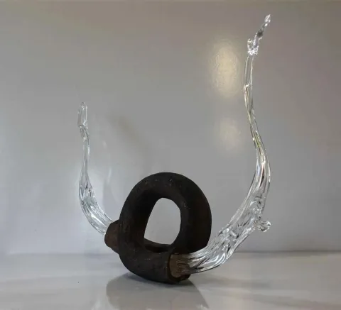 Bu eser TAHA BAYDAR tarafından 23x30x27 cm ölçülerinde Sıcak cam ve seramik serbest şekillendirme tekniği ile yapılmıştır.