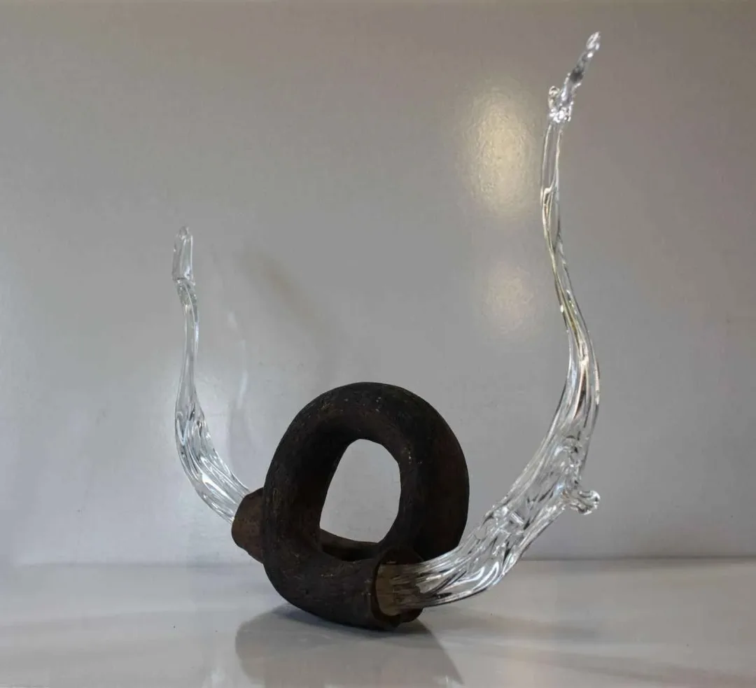 TAHA BAYDAR Bu eser TAHA BAYDAR tarafından 23x30x27 cm ölçülerinde Sıcak cam ve seramik serbest şekillendirme tekniği ile yapılmıştır.
