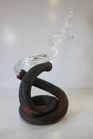 TAHA BAYDAR Bu eser TAHA BAYDAR tarafından 42x40x20 cm ölçülerinde Sıcak cam ve seramik serbest şekillendirme tekniği ile yapılmıştır.