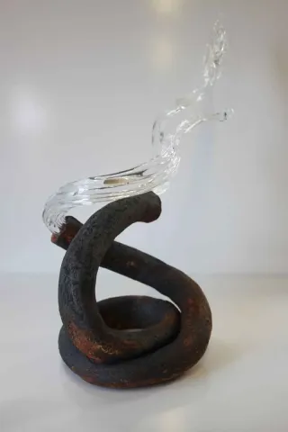 TAHA BAYDAR Bu eser TAHA BAYDAR tarafından 42x40x20 cm ölçülerinde Sıcak cam ve seramik serbest şekillendirme tekniği ile yapılmıştır.