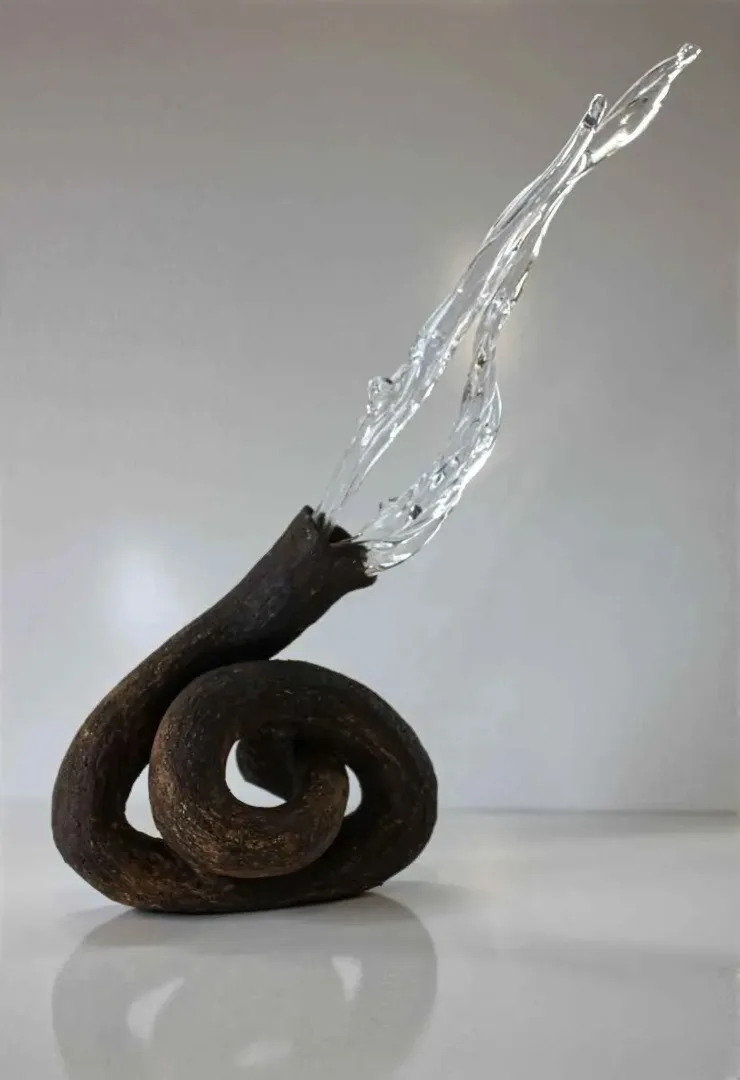 TAHA BAYDAR Bu eser TAHA BAYDAR tarafından 49x36x28 cm ölçülerinde Sıcak cam ve seramik serbest şekillendirme tekniği ile yapılmıştır.