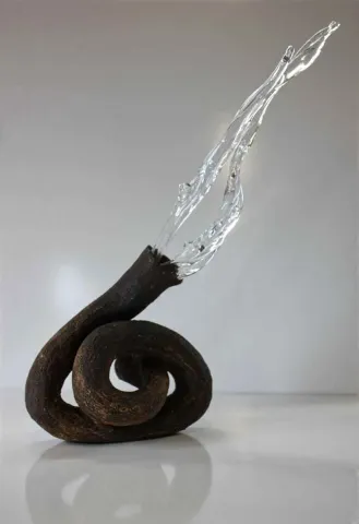 TAHA BAYDAR Bu eser TAHA BAYDAR tarafından 49x36x28 cm ölçülerinde Sıcak cam ve seramik serbest şekillendirme tekniği ile yapılmıştır.
