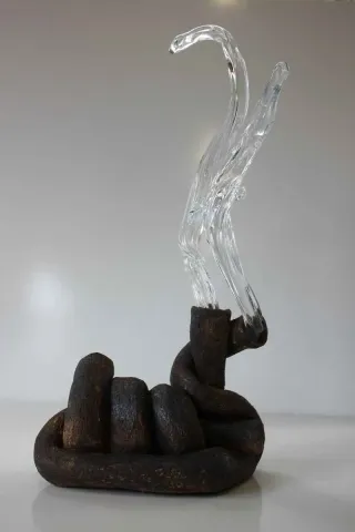 TAHA BAYDAR Bu eser TAHA BAYDAR tarafından 46x27x22 cm ölçülerinde Sıcak cam ve seramik serbest şekillendirme tekniği ile yapılmıştır.