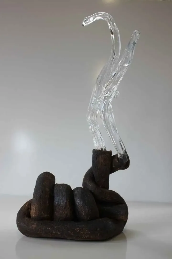 TAHA BAYDAR Bu eser TAHA BAYDAR tarafından 46x27x22 cm ölçülerinde Sıcak cam ve seramik serbest şekillendirme tekniği ile yapılmıştır.