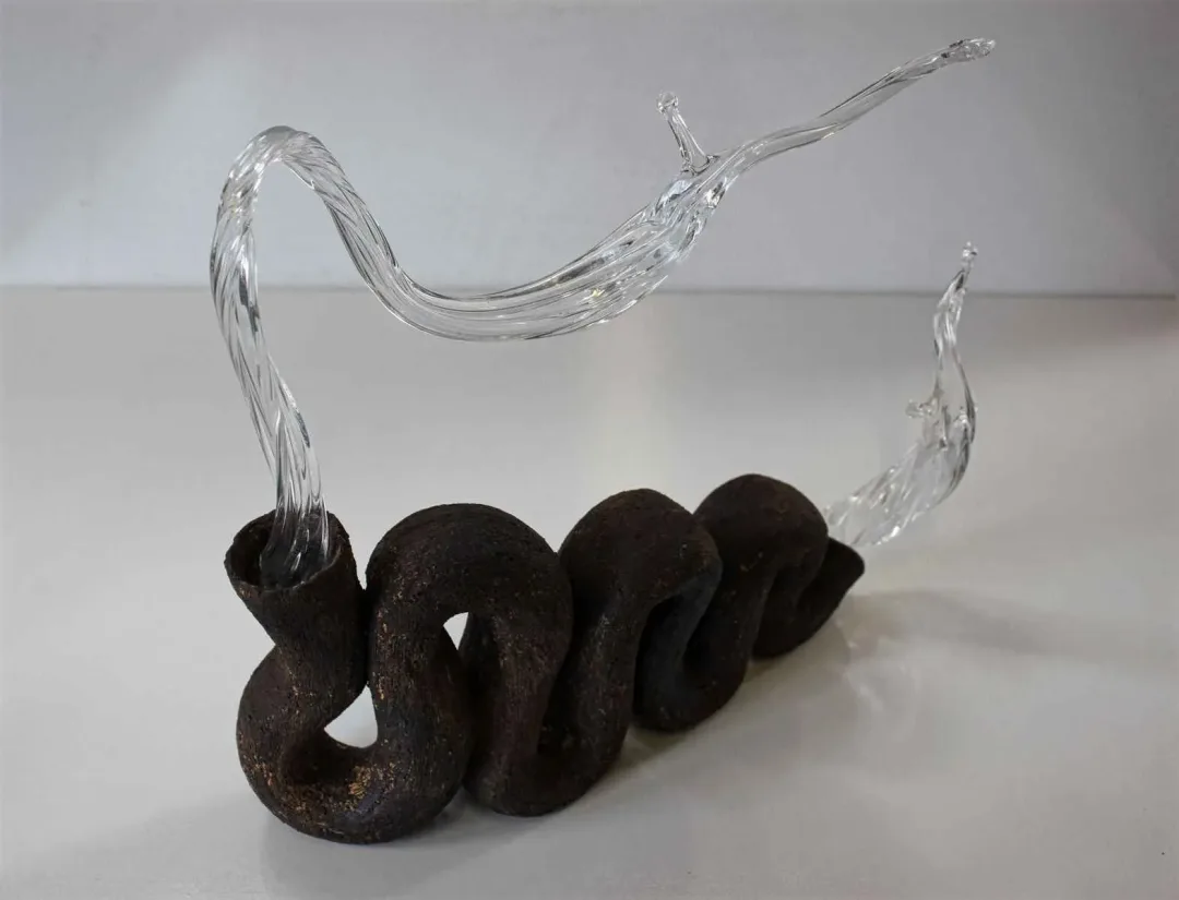 yakınlaştır "Tekrar - aynı gibidir bazen, sonunda fark edilir." eseri TAHA BAYDAR tarafından 27x37x16 cm ölçülerinde Sıcak cam ve seramik serbest şekillendirme tekniği ile yapılmıştır.