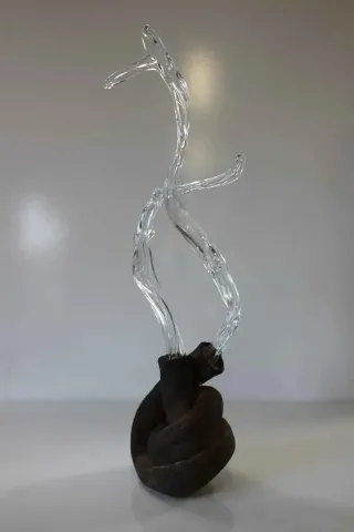 Bu eser TAHA BAYDAR tarafından 52x20x15 cm ölçülerinde Sıcak cam ve seramik serbest şekillendirme tekniği ile yapılmıştır.
