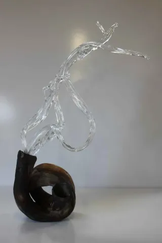 TAHA BAYDAR Bu eser TAHA BAYDAR tarafından 53x34x20 cm ölçülerinde Sıcak cam ve seramik serbest şekillendirme tekniği ile yapılmıştır.