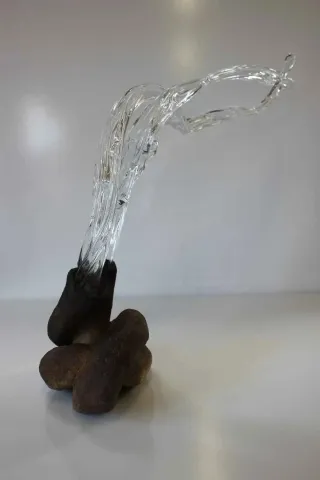 Bu eser TAHA BAYDAR tarafından 38x42x18 cm ölçülerinde Sıcak cam ve seramik serbest şekillendirme tekniği ile yapılmıştır.