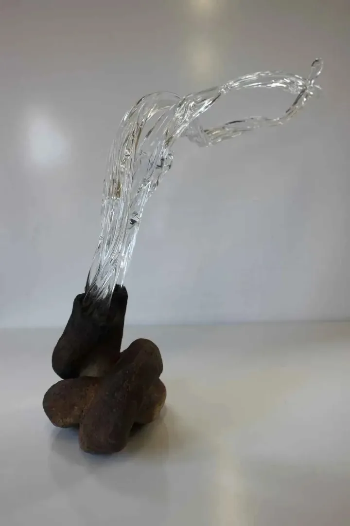 yakınlaştır "İsimsiz" eseri TAHA BAYDAR tarafından 38x42x18 cm ölçülerinde Sıcak cam ve seramik serbest şekillendirme tekniği ile yapılmıştır.
