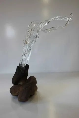 TAHA BAYDAR Bu eser TAHA BAYDAR tarafından 38x42x18 cm ölçülerinde Sıcak cam ve seramik serbest şekillendirme tekniği ile yapılmıştır.
