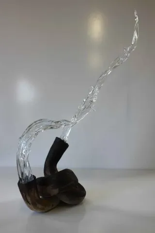 TAHA BAYDAR Bu eser TAHA BAYDAR tarafından 54x42x20 cm ölçülerinde Sıcak cam ve seramik serbest şekillendirme tekniği ile yapılmıştır.