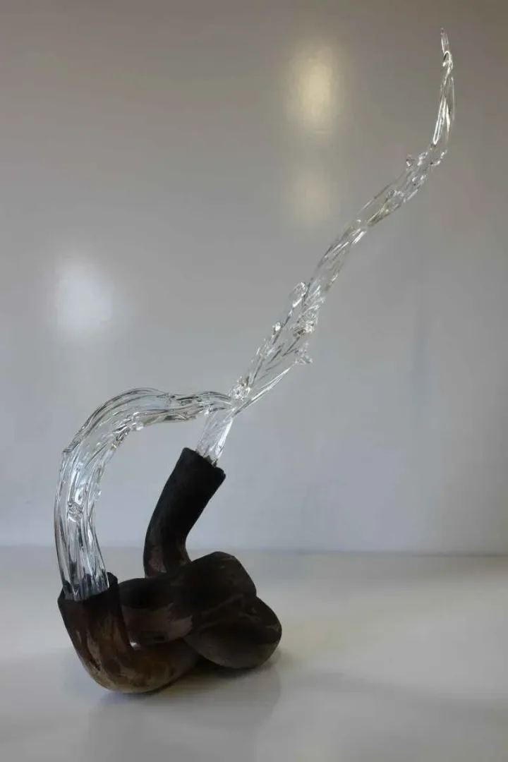 TAHA BAYDAR Bu eser TAHA BAYDAR tarafından 54x42x20 cm ölçülerinde Sıcak cam ve seramik serbest şekillendirme tekniği ile yapılmıştır.