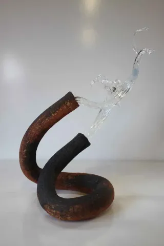 TAHA BAYDAR Bu eser TAHA BAYDAR tarafından 34x28x18 cm ölçülerinde Sıcak cam ve seramik serbest şekillendirme tekniği ile yapılmıştır.