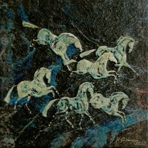 "At" eseri HASAN ÇAĞLAYAN tarafından 2018 yılında 25x25 cm ölçülerinde Tuval üzeri karışık teknik tekniği ile yapılmıştır.