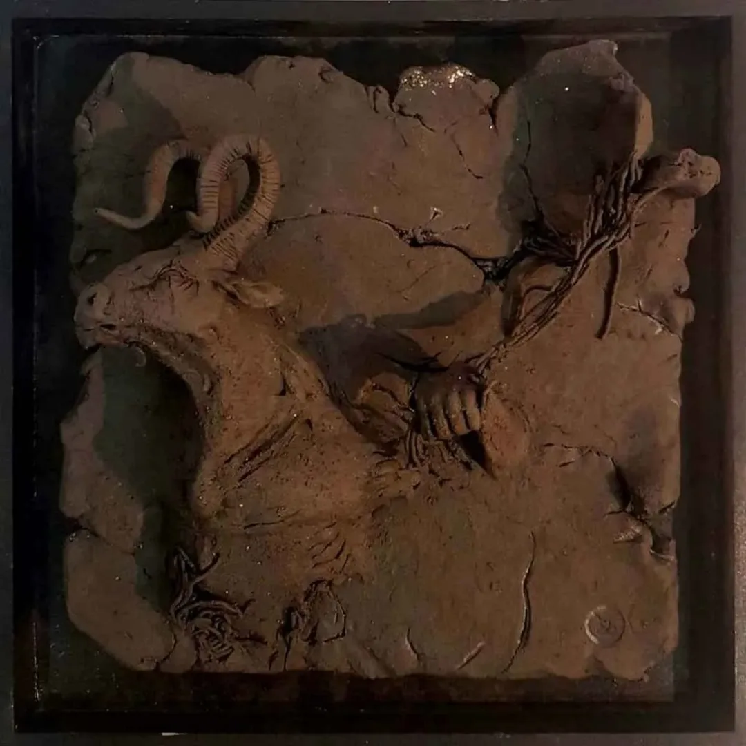 BUĞRA ÖZER — 2018 Bu eser BUĞRA ÖZER tarafından 2018 yılında 25x25 cm ölçülerinde Seramik tekniği ile yapılmıştır.