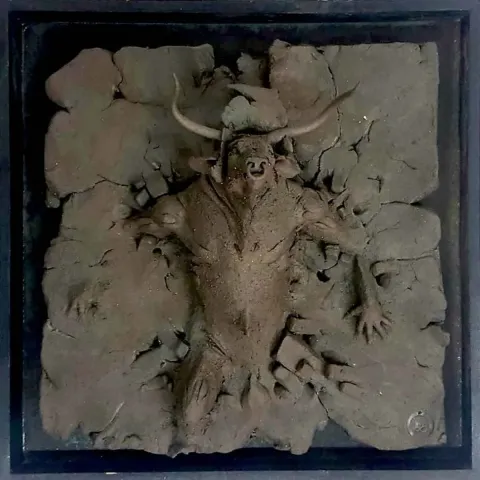 Bu eser BUĞRA ÖZER tarafından 2018 yılında 25x25 cm ölçülerinde Seramik tekniği ile yapılmıştır.