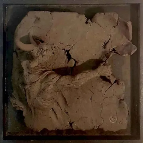 Bu eser BUĞRA ÖZER tarafından 2018 yılında 25x25 cm ölçülerinde Seramik tekniği ile yapılmıştır.