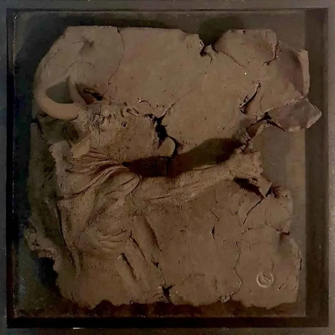 BUĞRA ÖZER — 2018 Bu eser BUĞRA ÖZER tarafından 2018 yılında 25x25 cm ölçülerinde Seramik tekniği ile yapılmıştır.