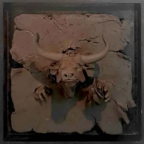 Bu eser BUĞRA ÖZER tarafından 2018 yılında 25x25 cm ölçülerinde Seramik tekniği ile yapılmıştır.