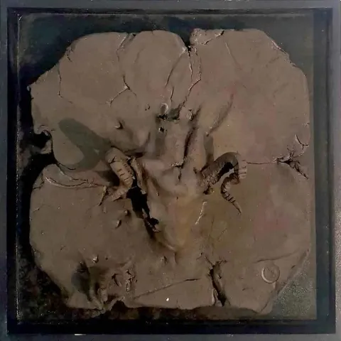 BUĞRA ÖZER — 2018 Bu eser BUĞRA ÖZER tarafından 2018 yılında 25x25 cm ölçülerinde Seramik tekniği ile yapılmıştır.