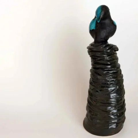 "Bekleyiş 1" eseri KOZA KURT KIRTAY tarafından 2018 yılında 29x7x9.5 cm ölçülerinde Seramik tekniği ile yapılmıştır.