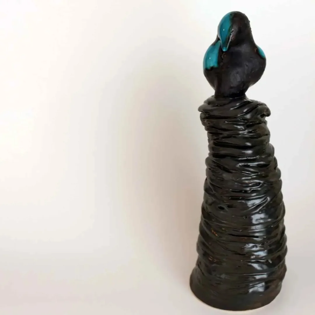 "Bekleyiş 1" eseri KOZA KURT KIRTAY tarafından 2018 yılında 29x7x9.5 cm ölçülerinde Seramik tekniği ile yapılmıştır.