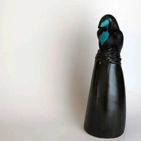 "Üç Güzeller 1" eseri KOZA KURT KIRTAY tarafından 2018 yılında 28x6x9.5 cm ölçülerinde Seramik tekniği ile yapılmıştır.