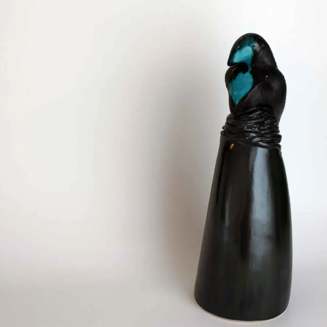 yakınlaştır "Üç Güzeller 1" eseri KOZA KURT KIRTAY tarafından 2018 yılında 28x6x9.5 cm ölçülerinde Seramik tekniği ile yapılmıştır.
