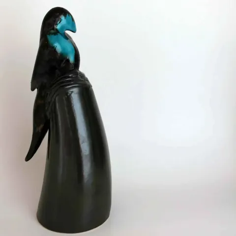 "Üç Güzeller 2" eseri KOZA KURT KIRTAY tarafından 2018 yılında 27x7x9.5 cm ölçülerinde Seramik tekniği ile yapılmıştır.