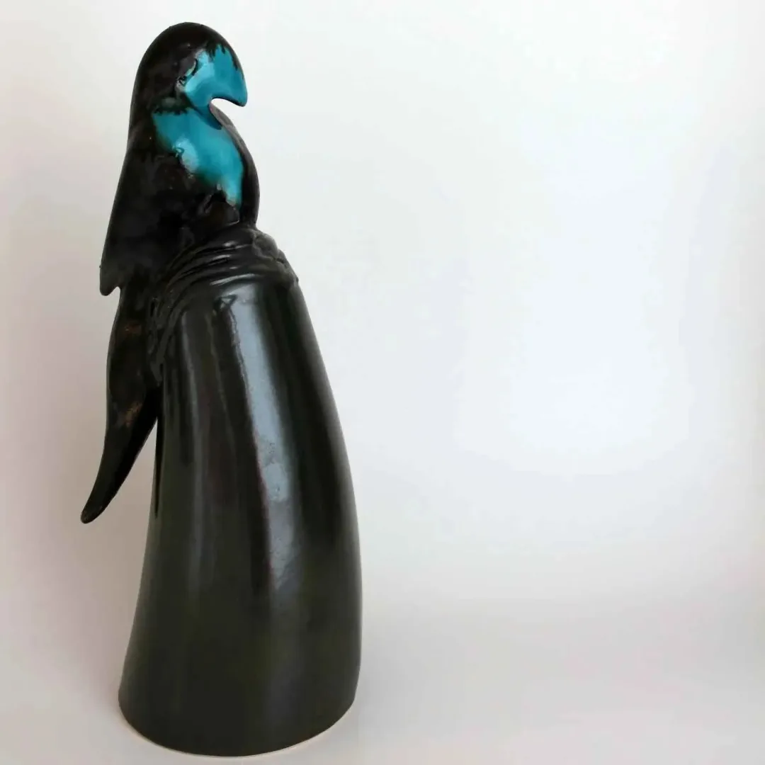yakınlaştır "Üç Güzeller 2" eseri KOZA KURT KIRTAY tarafından 2018 yılında 27x7x9.5 cm ölçülerinde Seramik tekniği ile yapılmıştır.