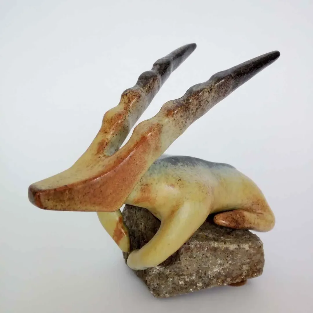 AYŞE ERGÜNER — 2018 Bu eser AYŞE ERGÜNER tarafından 2018 yılında 18x9x16 cm ölçülerinde beyaz vakum çamur sırlı pişirim 1040 C tekniği ile yapılmıştır.