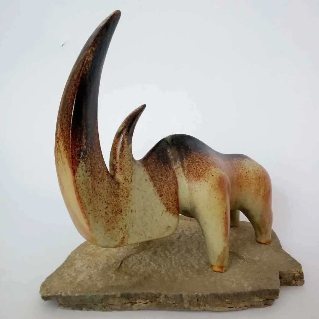 yakınlaştır "İsimsiz" eseri AYŞE ERGÜNER tarafından 2018 yılında 18x25x12 cm ölçülerinde beyaz vakum çamur sırlı pişirim 1040 C tekniği ile yapılmıştır.