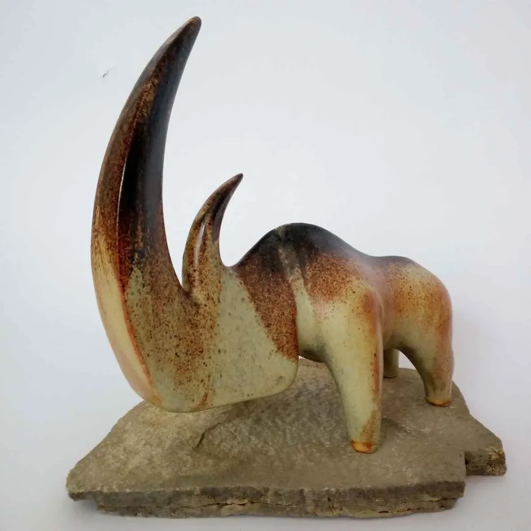 AYŞE ERGÜNER — 2018 Bu eser AYŞE ERGÜNER tarafından 2018 yılında 18x25x12 cm ölçülerinde beyaz vakum çamur sırlı pişirim 1040 C tekniği ile yapılmıştır.